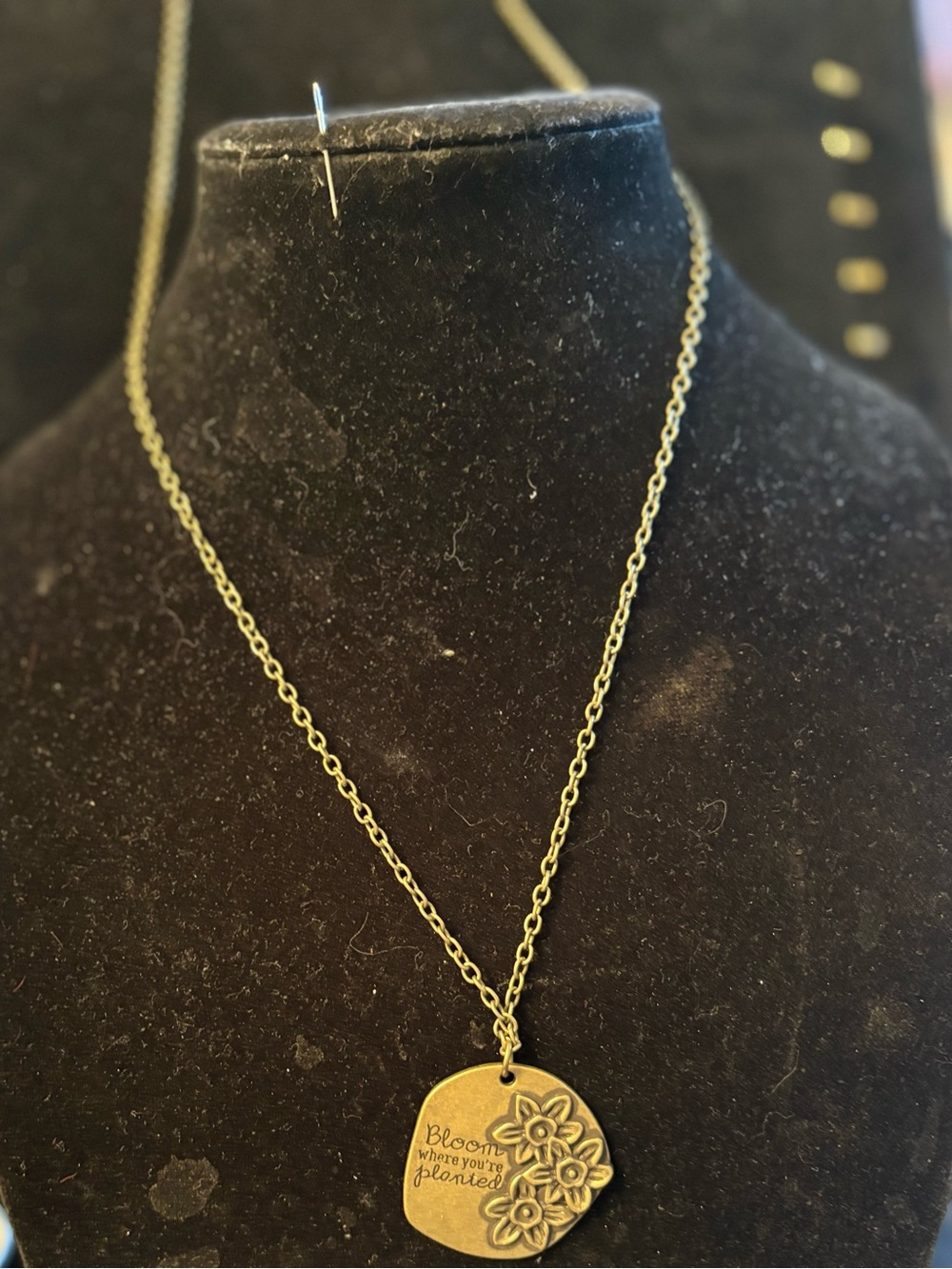 Gold Floral Engraved Pendant Necklace - Inspirational Script